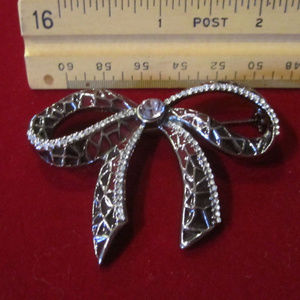 Jewelry - BOW Brooch Lapel Pin Ornament dark grey tones VTG Jewelry - BOW Brooch Lapel Pin Ornament dark grey tones VTG
